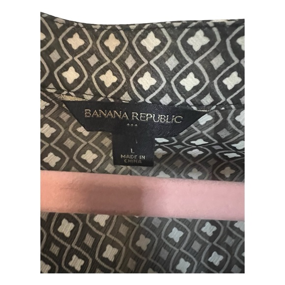 A Banana Republic blouse in size large - Picture 3 of 6